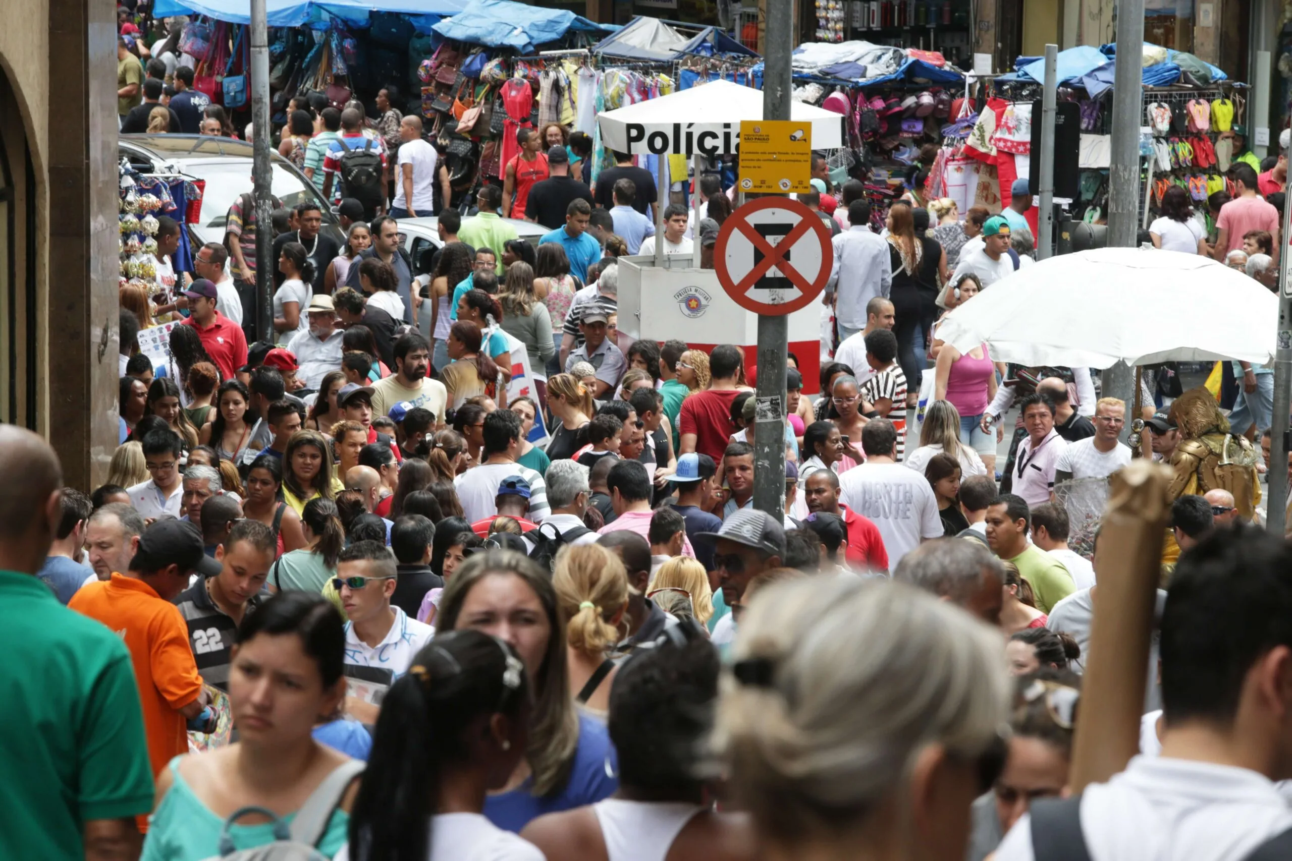 Dependência de benefícios sociais no Brasil Impacto econômico do Bolsa Família Benefícios sociais e mercado de trabalho Sustentabilidade fiscal no Brasil Educação e qualificação profissional para beneficiários Soluções para reduzir a pobreza no Brasil Desafios da economia brasileira Bolsa Família e crescimento econômico