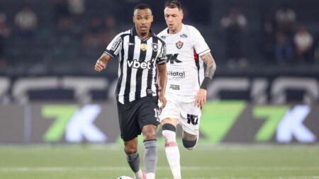 Veja se o Botafogo entra em campo com transmissão aberta hoje: SporTV, Premiere e Globoplay